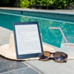 수영장 위에 태블릿